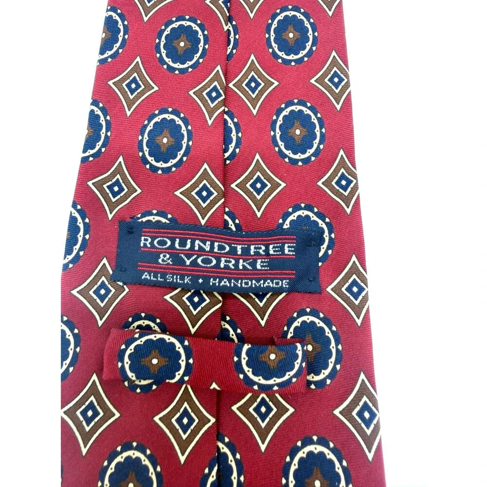 Roundtree & Yorke Men's 100% Silk Tie Handmade in Italy Red Geometric Medallion